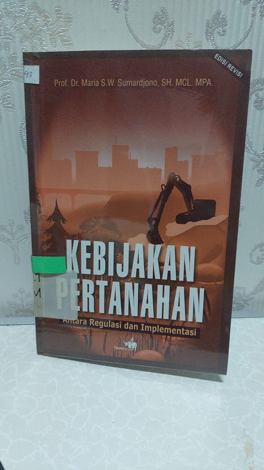 Sampul Kebijakan Pertanahan :  antara regulasi dan implementasi / Maria S.W. Sumardjono
