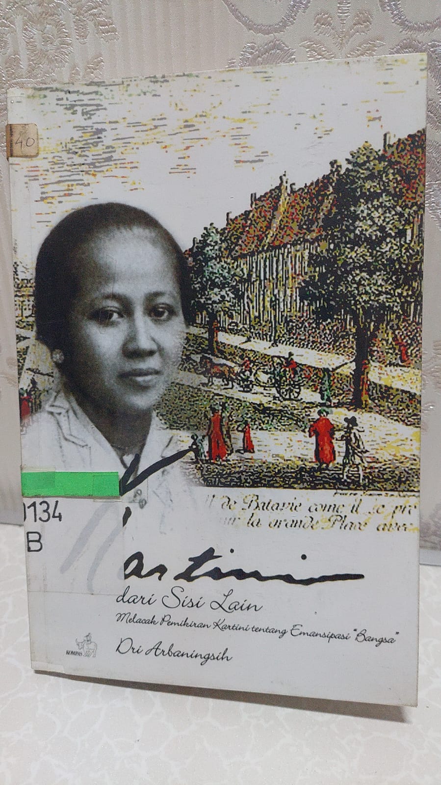 Sampul Kartini dari Sisi Lain :  Melacak Pemikiran Kartini tentang Emansipasi "Bangsa" / Dri Arbaningsih