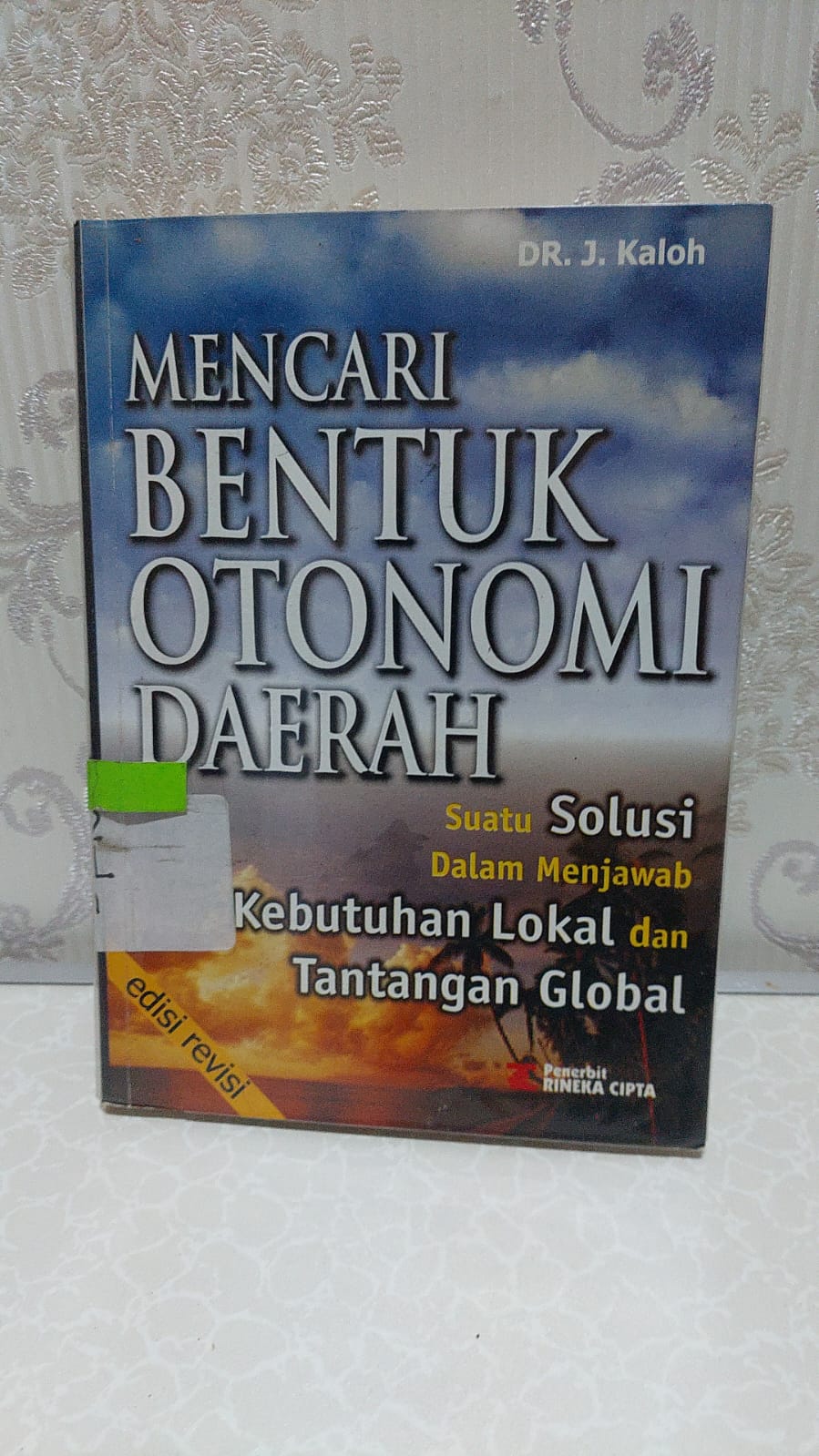 Sampul Mencari Bentuk Otonomi Daerah :  Suatu Solusi Dalam Menjawab Kebutuhan Lokal dan Tangan Global / J. Kaloh