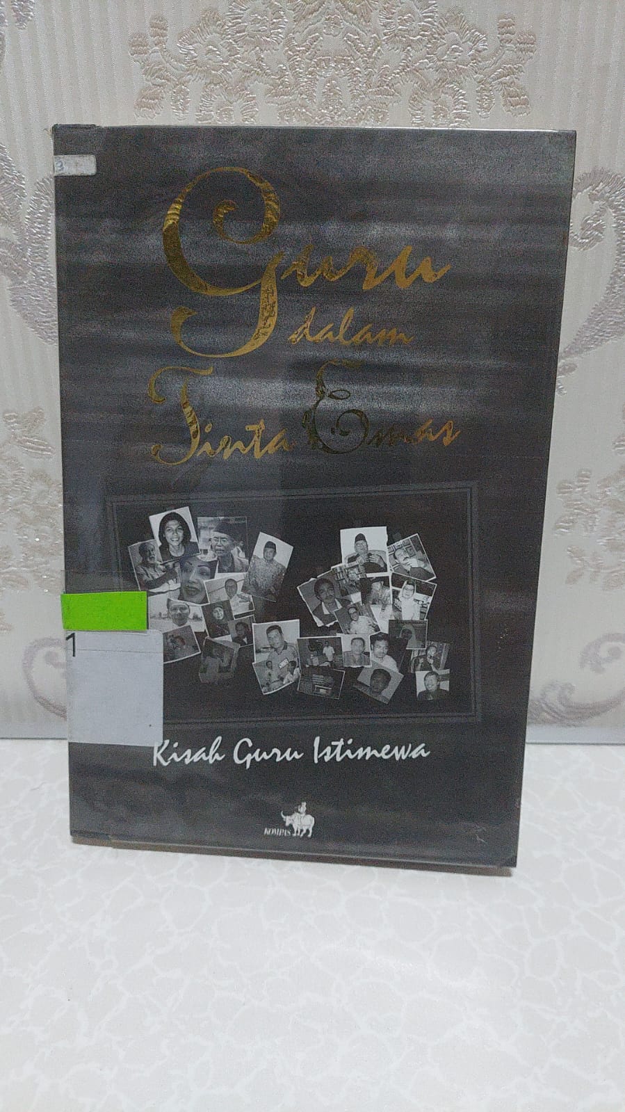 Sampul Guru dalam Tinta Emas :  Kisah Guru Istimewa / Y Suhartono (Editor)
