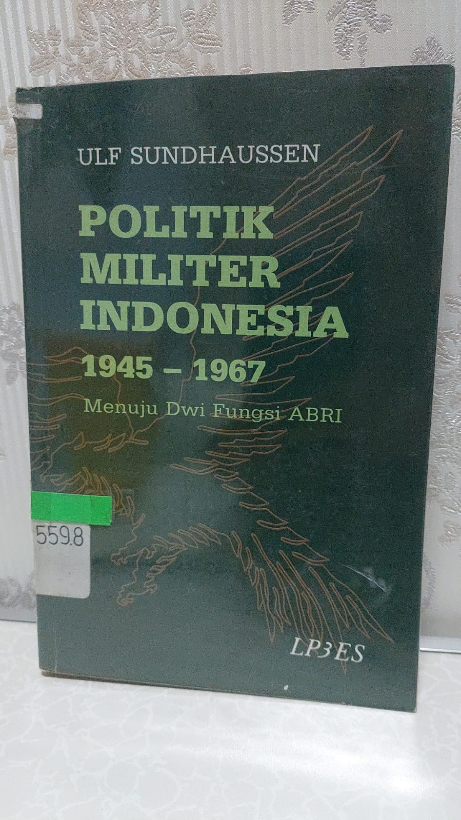 Sampul Politik Militer Indonesia 1945-1967 :  Menuju Fungsi ABRI / Ulf Sundhaussen