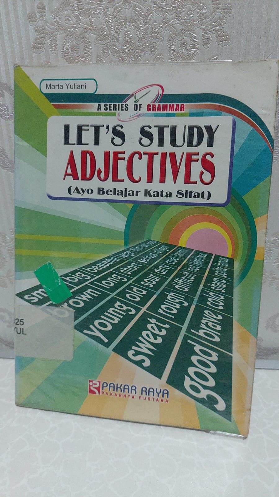 Sampul Let's Study Adjectives :  Ayo belajar Kata Sifat / Marta Yuliani