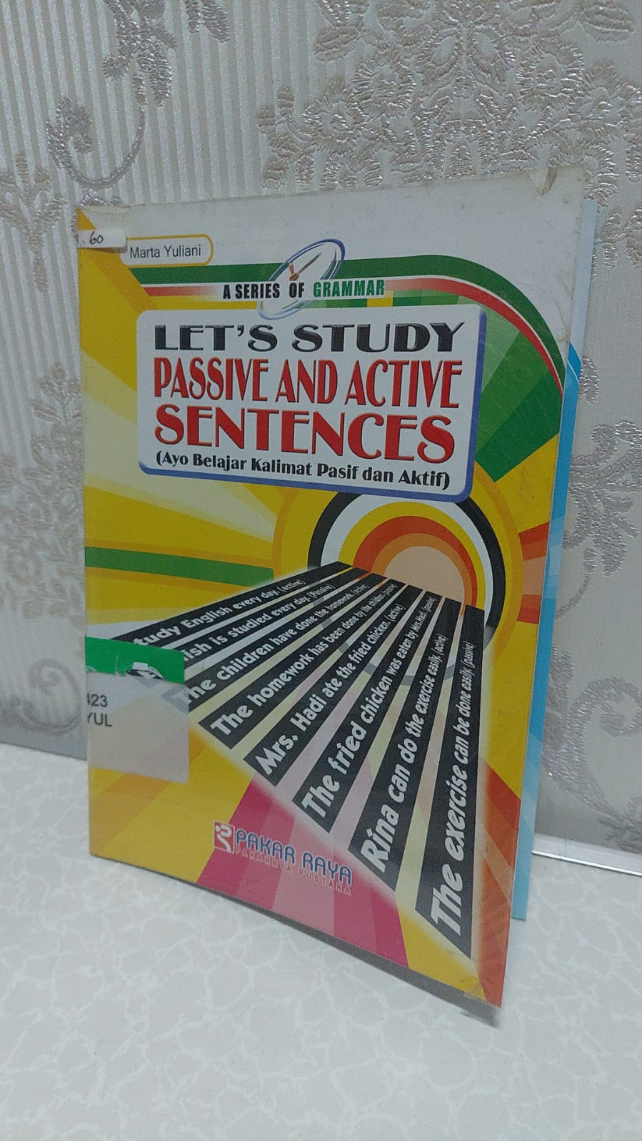 Sampul Let's Study Passive and Active Sentences :  A Series of Grammar (Ayo Belajar Kalimat Pasif dan Aktif) / Marta Yuliani
