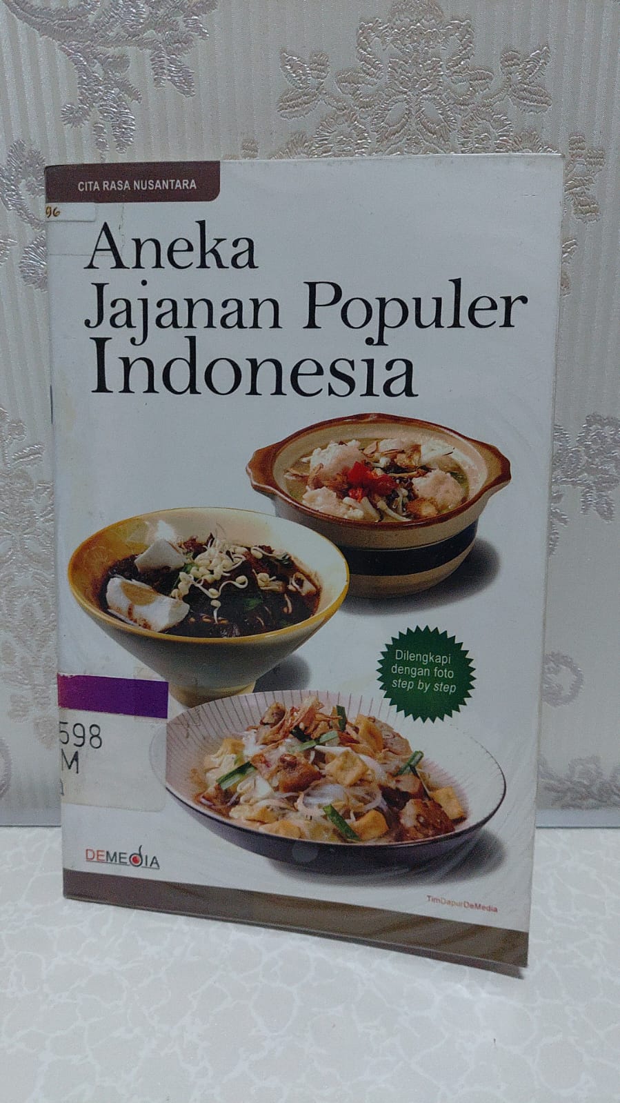 Sampul Aneka Jajanan Indonesia Populer / Tim Dapur Demedia
