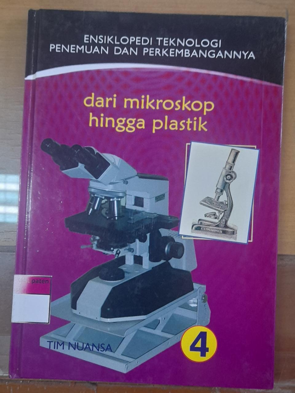 Sampul Ensiklopedi Teknologi Penemuan Dan Perkembangannya dari Mikroskop Hingga Plastik / Tim Nuansa