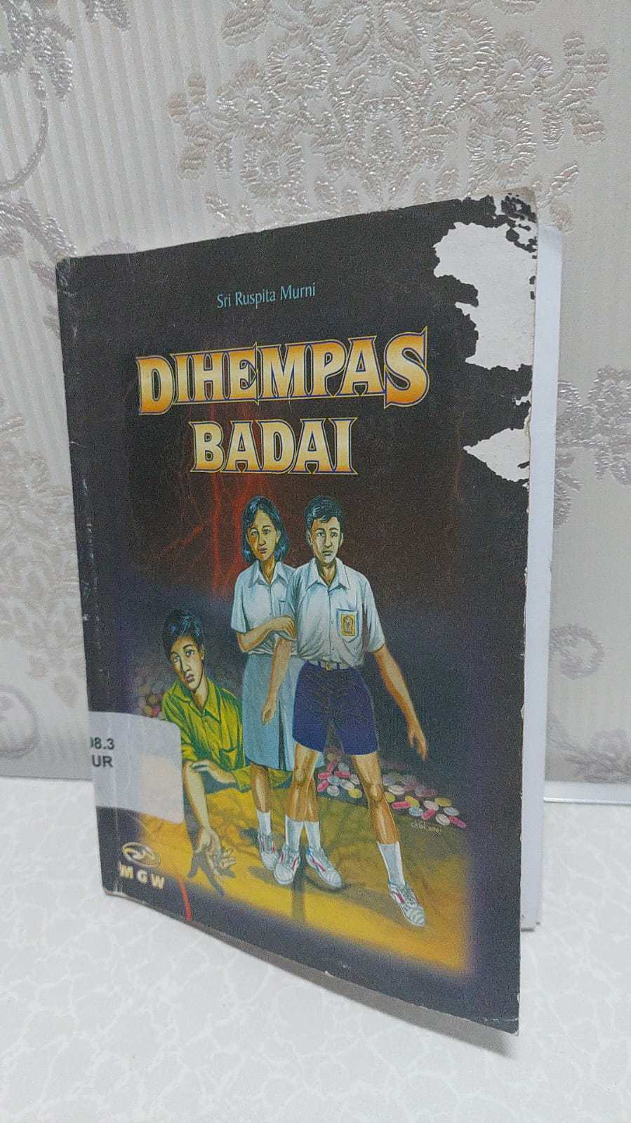 Sampul Dihempas Badai / Sri Ruspita Murni