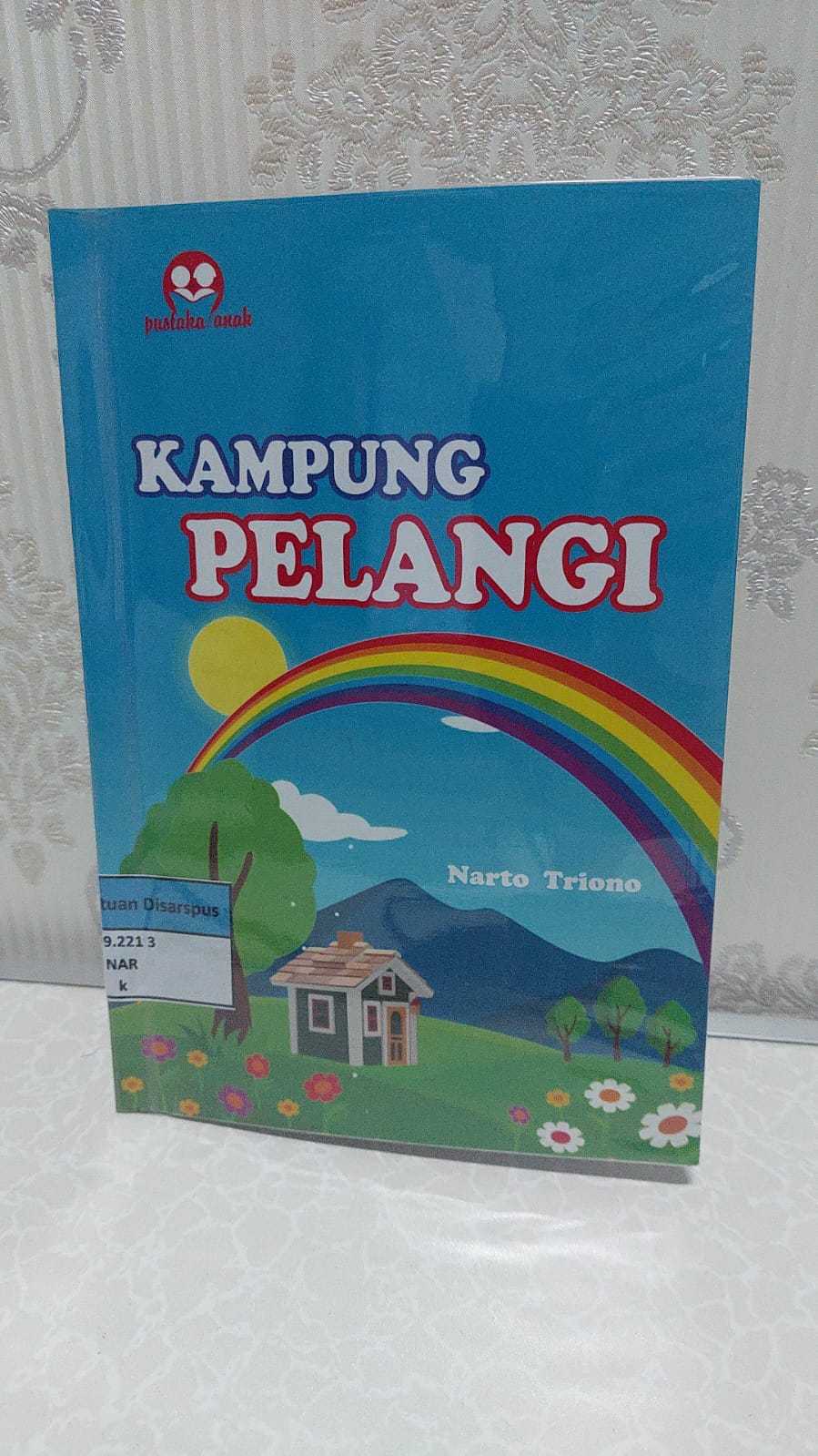 Sampul Kampung Pelangi / Narto Triono