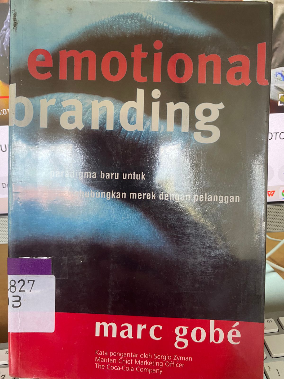 Sampul Emotional Branding :  Paradigma Baru Untuk Menghubungkan Merek Dengan Pelanggan / Marc Gobe