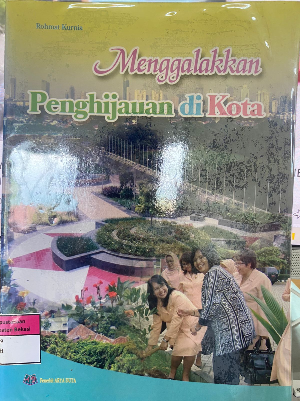 Sampul Menggalakkan Penghijauan di Kota / Rohmat Kurnia