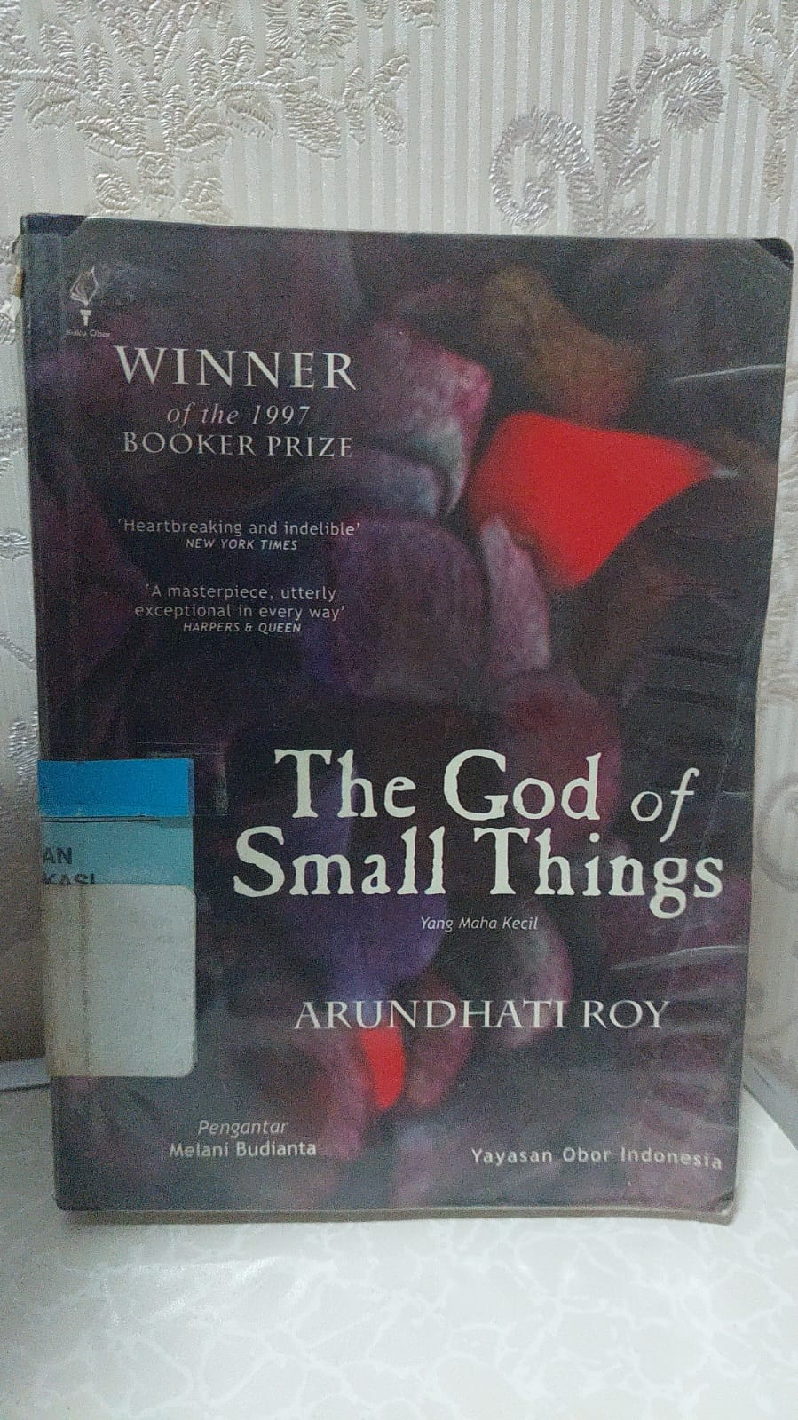 Sampul The God of Small Things :  Yang Maha Kecil / Arundhati Roy