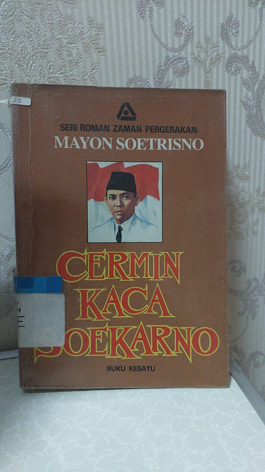 Sampul Cermin Kaca Soekarno / Mayon Soetrisno