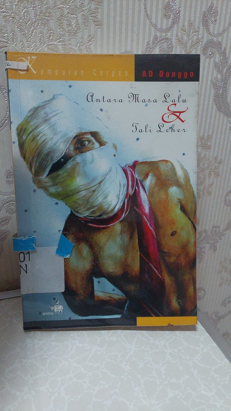 Sampul Antara Masa Lalu dan Tali Leher / AD Donggo