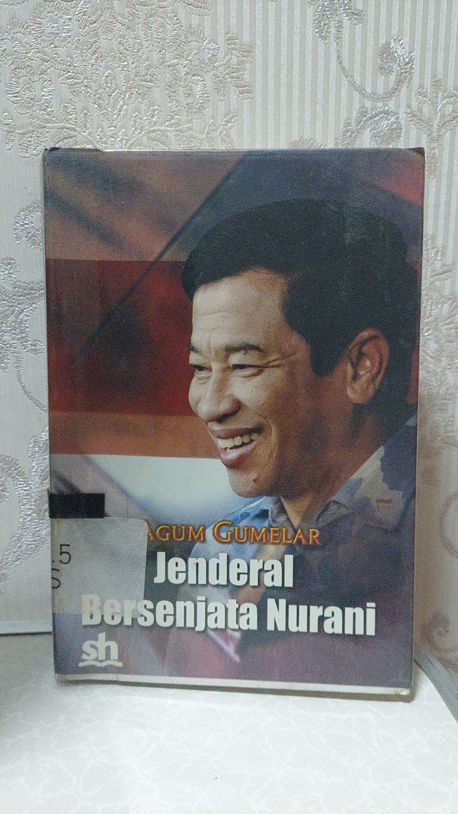 Sampul Agum Gumelar Jenderal Bersenjata Nurani / Retno Kustiati