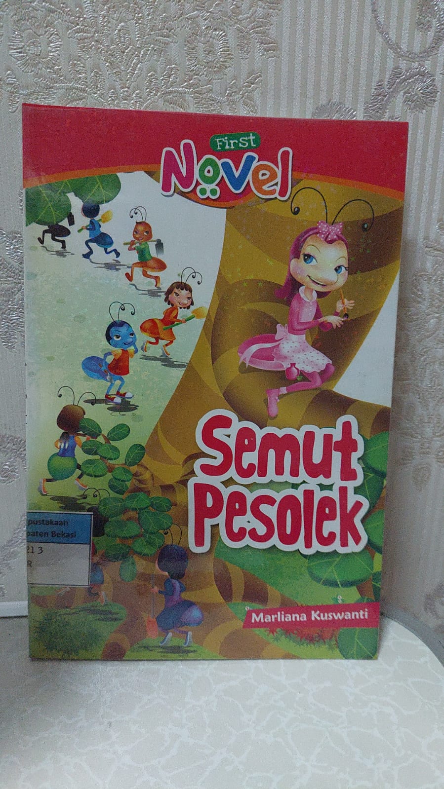 Sampul Semut Pesolek / Marliana Kuswanti