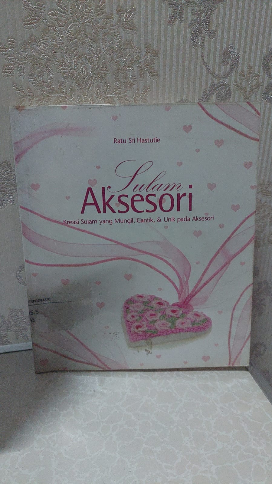 Sampul Sulam Aksesori :  Kreasi Sulam yang Mungil, Cantik & Unik pada Aksesori / Ratu Sri Hastuti