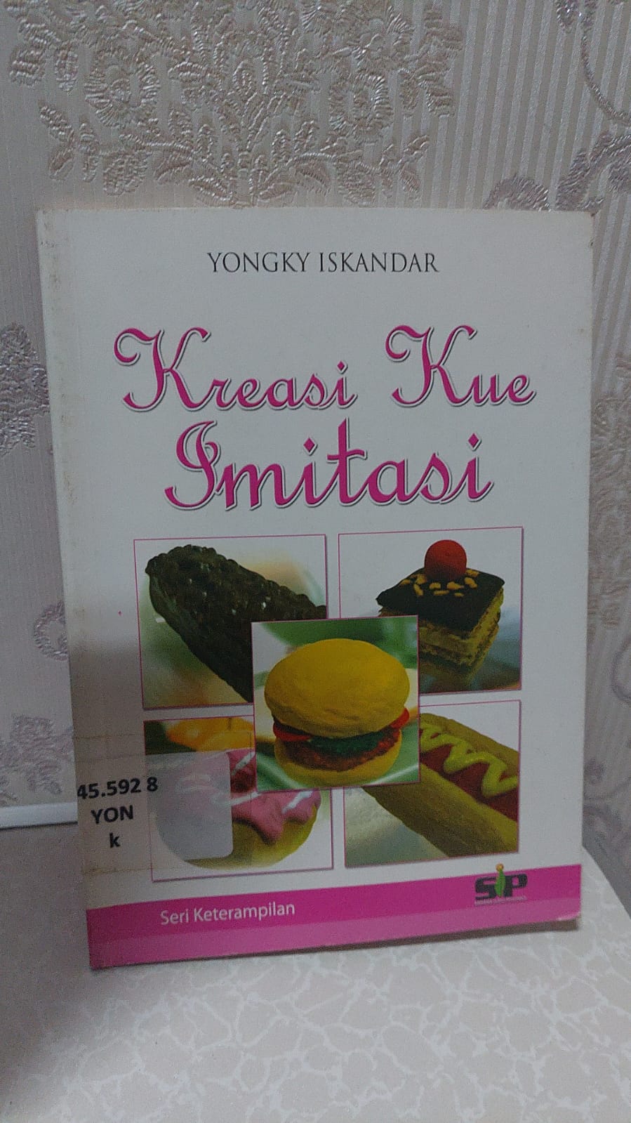 Sampul Kreasi Kue Imitasi / Yongky Iskandar