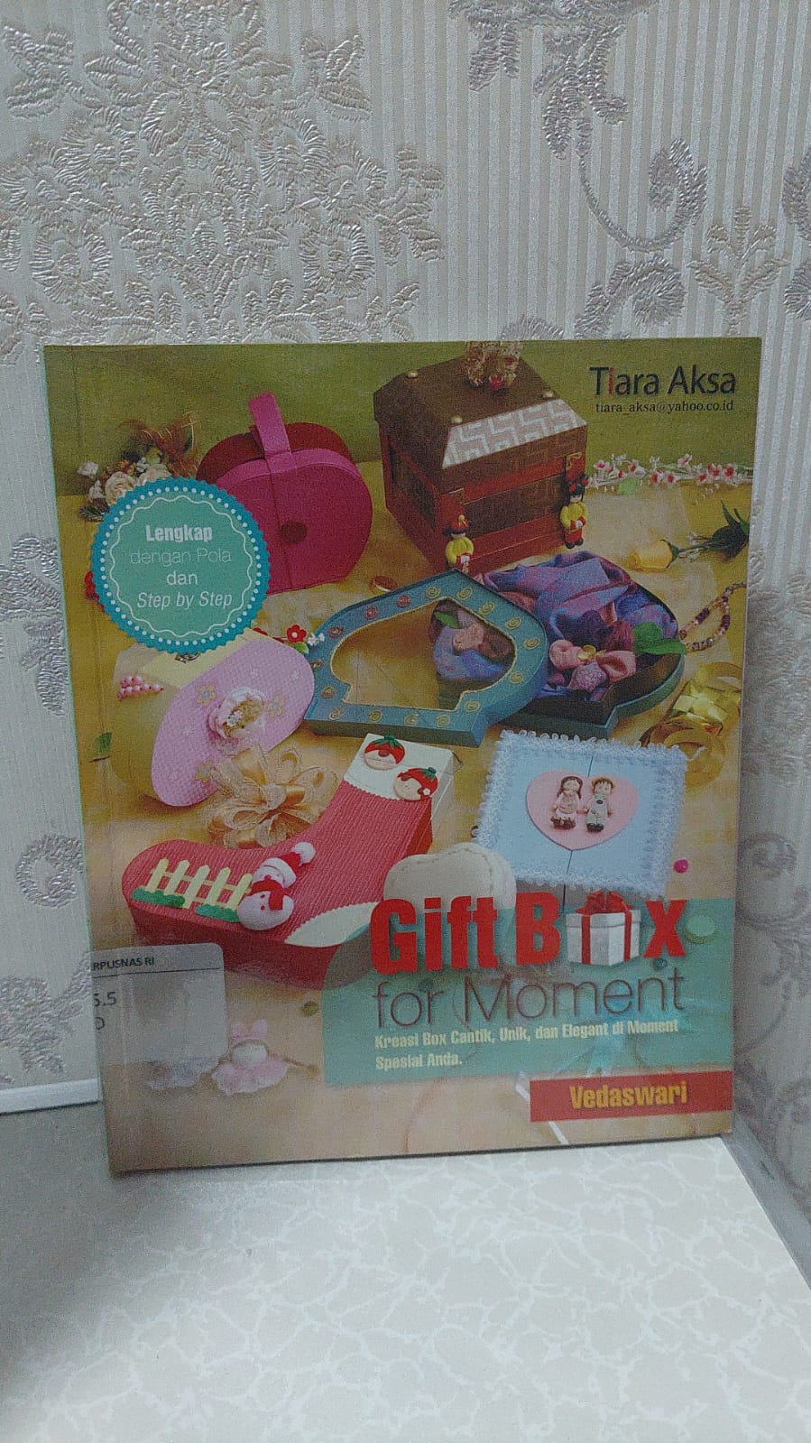 Cover Gift Box for Moment :  Kreasi Box Cantik, Unik, da Elegant di Moment Spesial Anda / Vedaswari