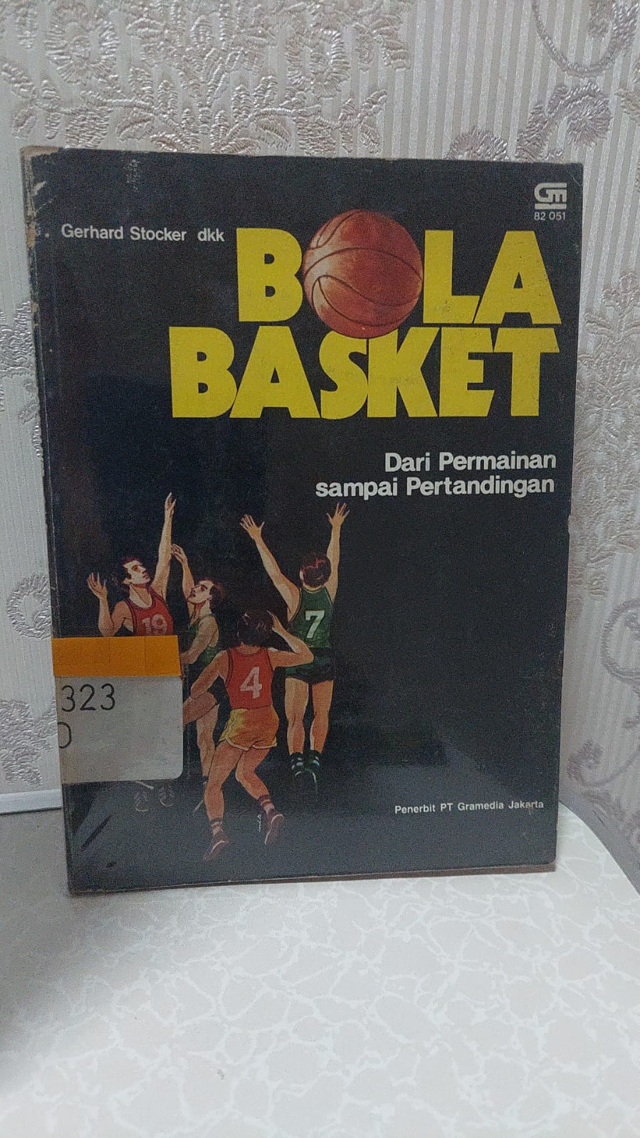 Sampul Bola Basket :  Dari permainan sampai pertandingan / Gerhard Stocker dkk