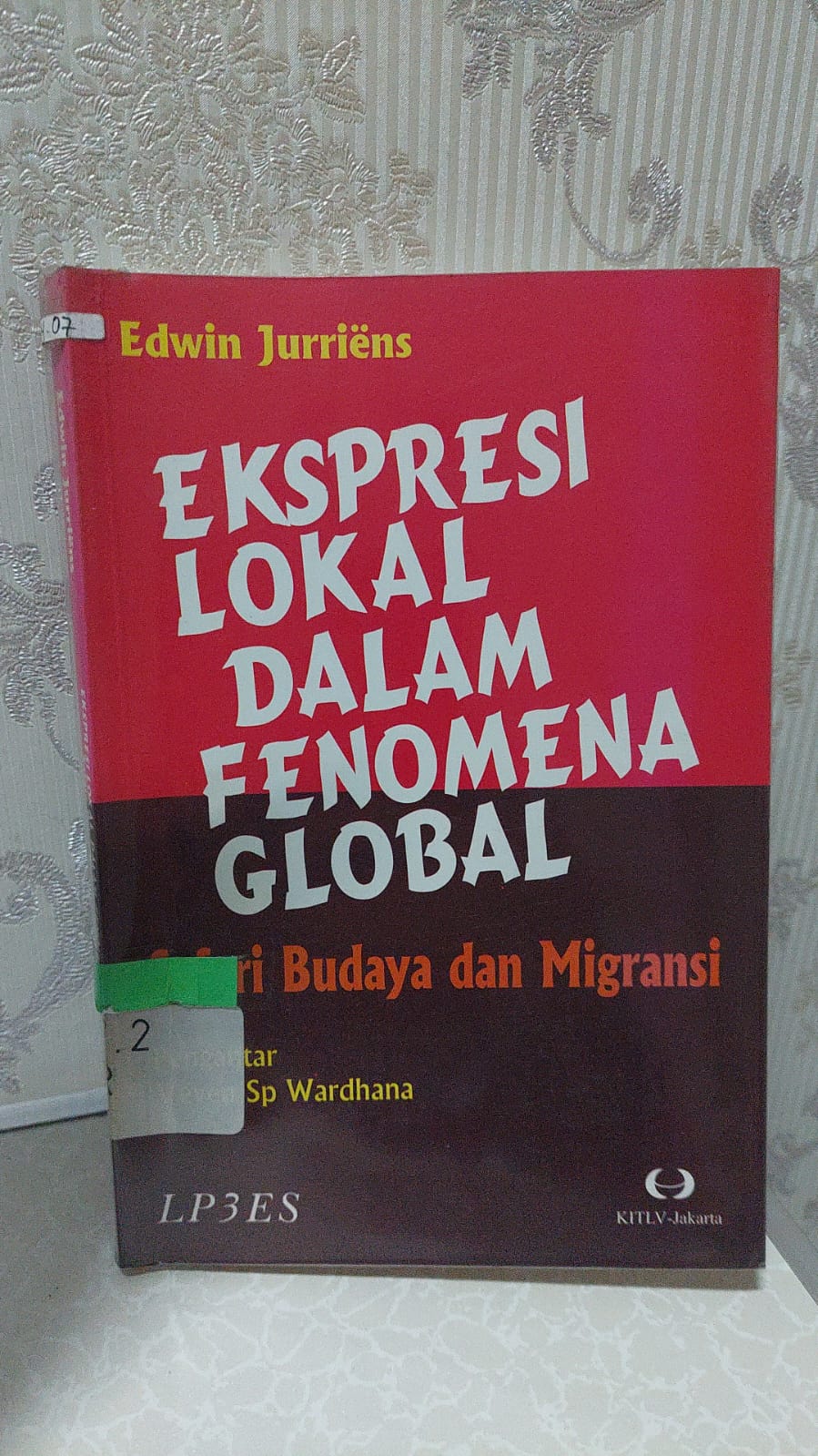 Sampul Ekspresi Lokal dalam Fenomena Global :  Safari Budaya dan Migransi / Edwin Jurriens