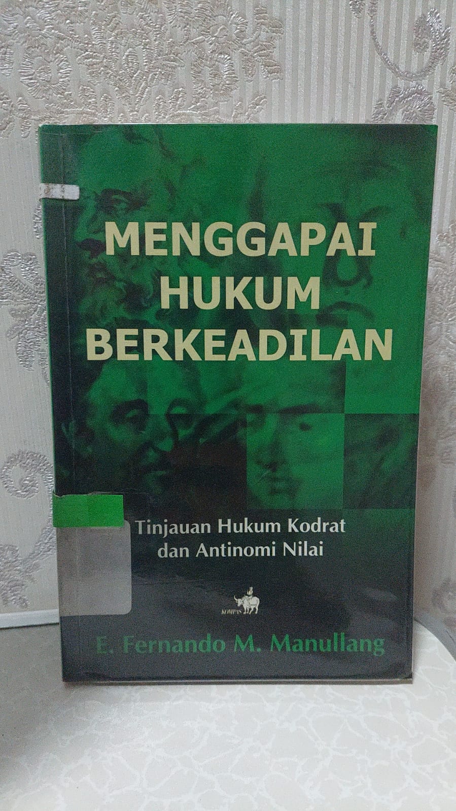 Sampul Menggapai Hukum Berkeadilan :  Tinjauan Hukum Kodrat dan Antinomi Nilai / E. Fernando M. Manullang