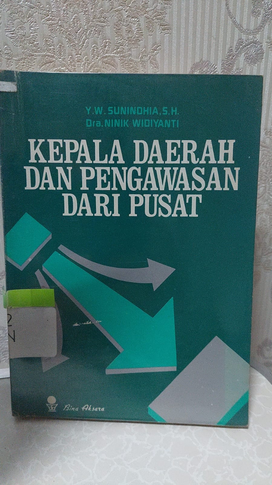 Sampul Kepala Daerah dan Pengawasan dari Pusat / Ninik Widiyanti