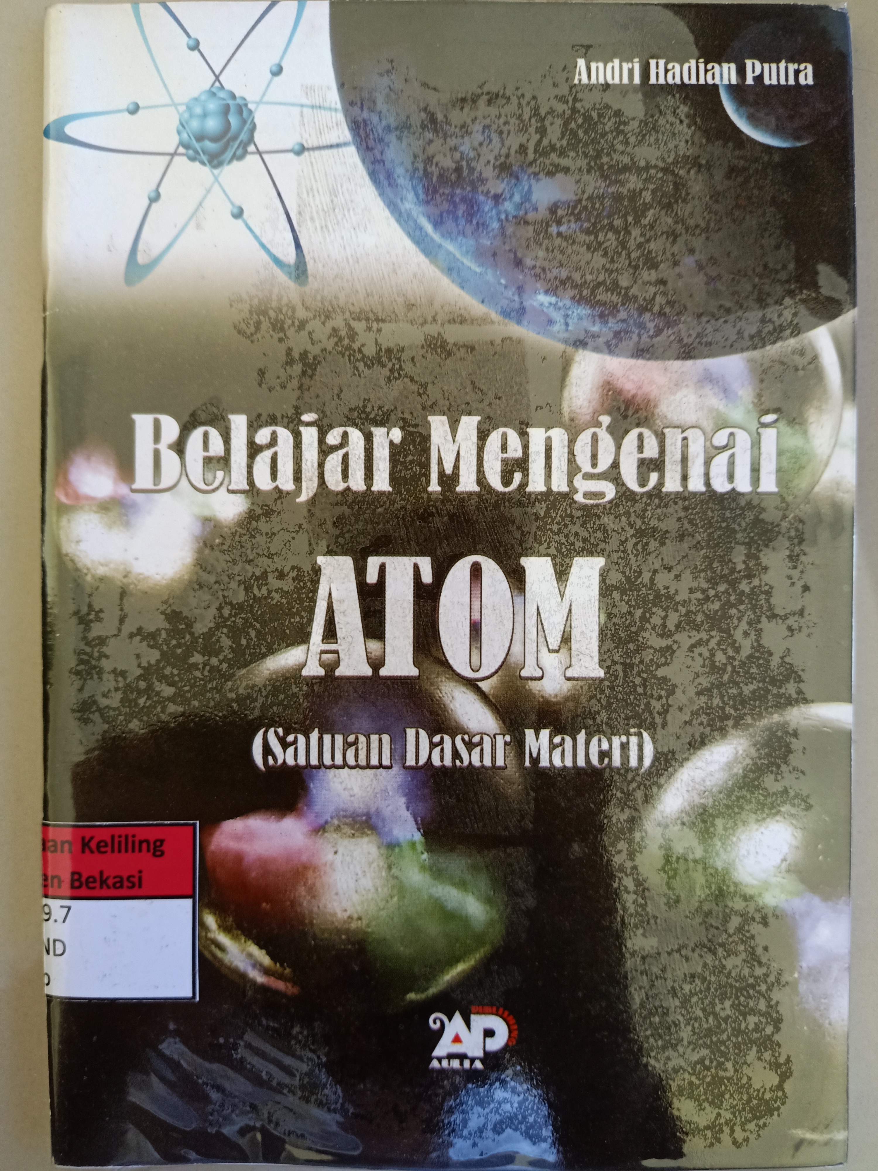 Sampul Belajar mengenai atom :  satuan dasar materi / Andri hadian putra