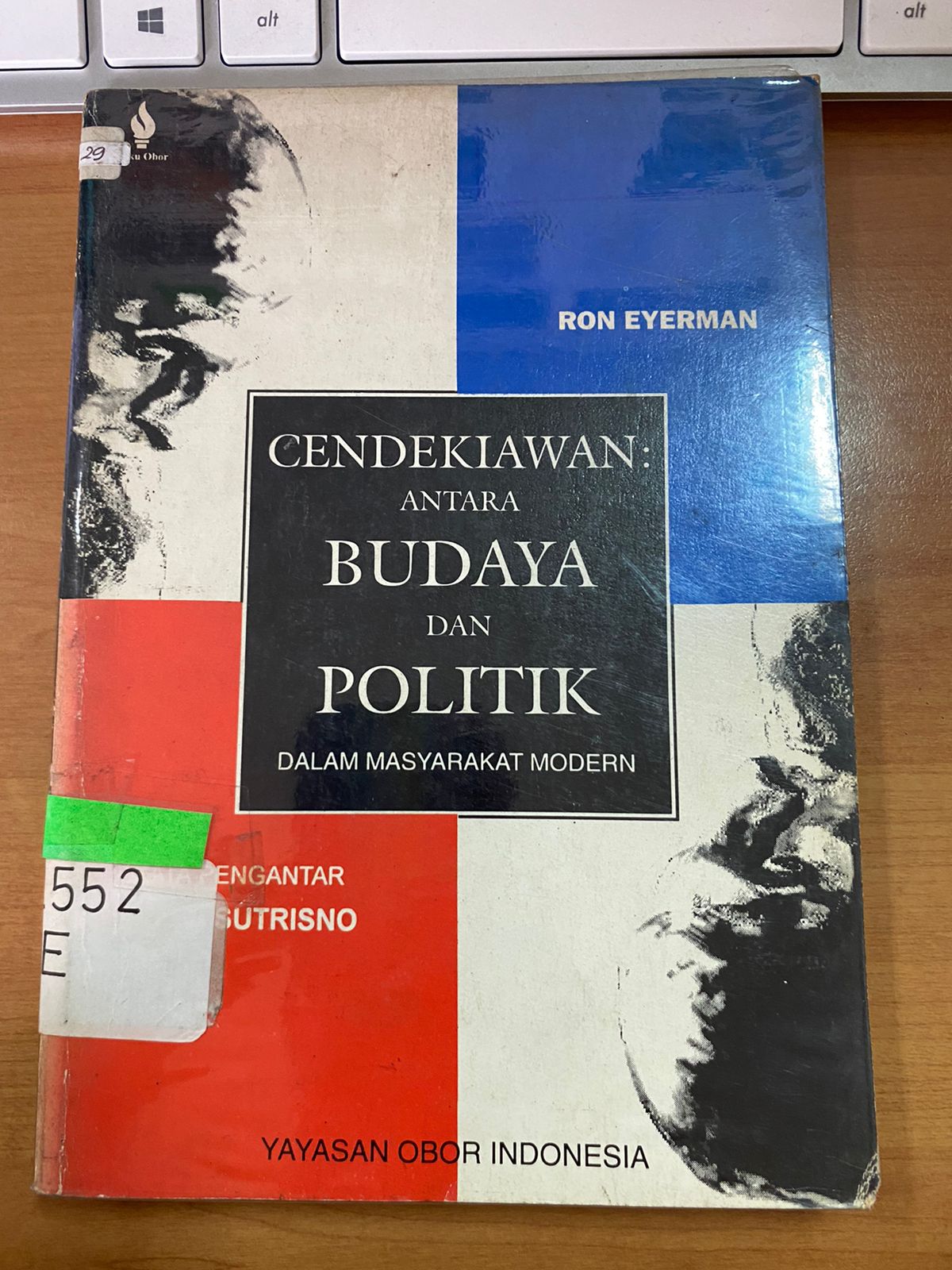 Sampul Cendekiawan Antara Budaya Dan Politik Dalam Masyarakat Modern / Ron Eyerman
