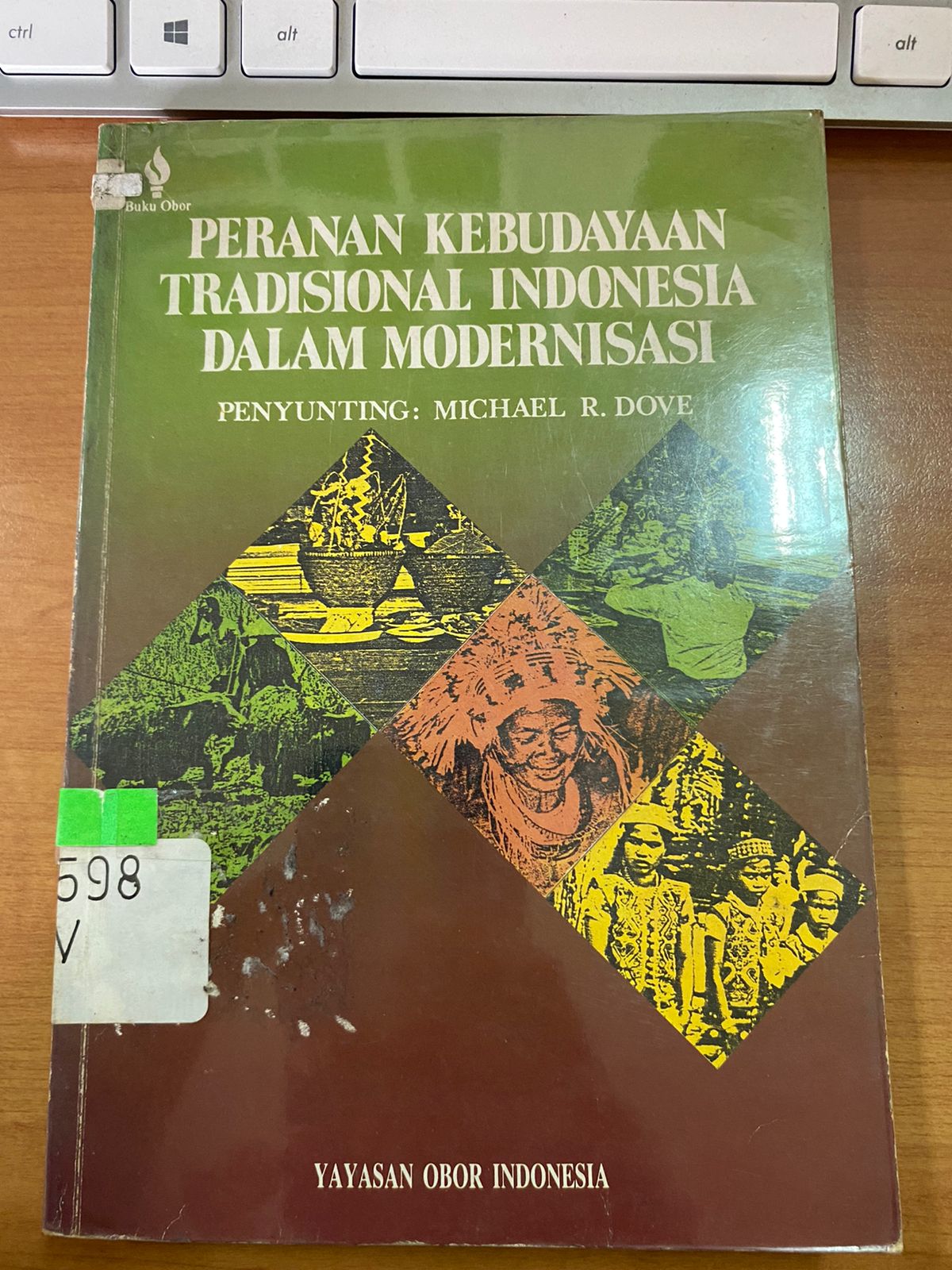 Sampul Peranan Kebudayaan Tradisional Indonesia Dalam Modernisasi / Michael