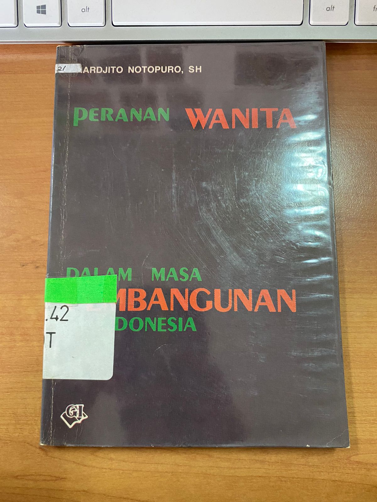 Sampul Peranan Wanita Dalam Masa Pembangunan Di Indonesia / Hardjito Notopuro