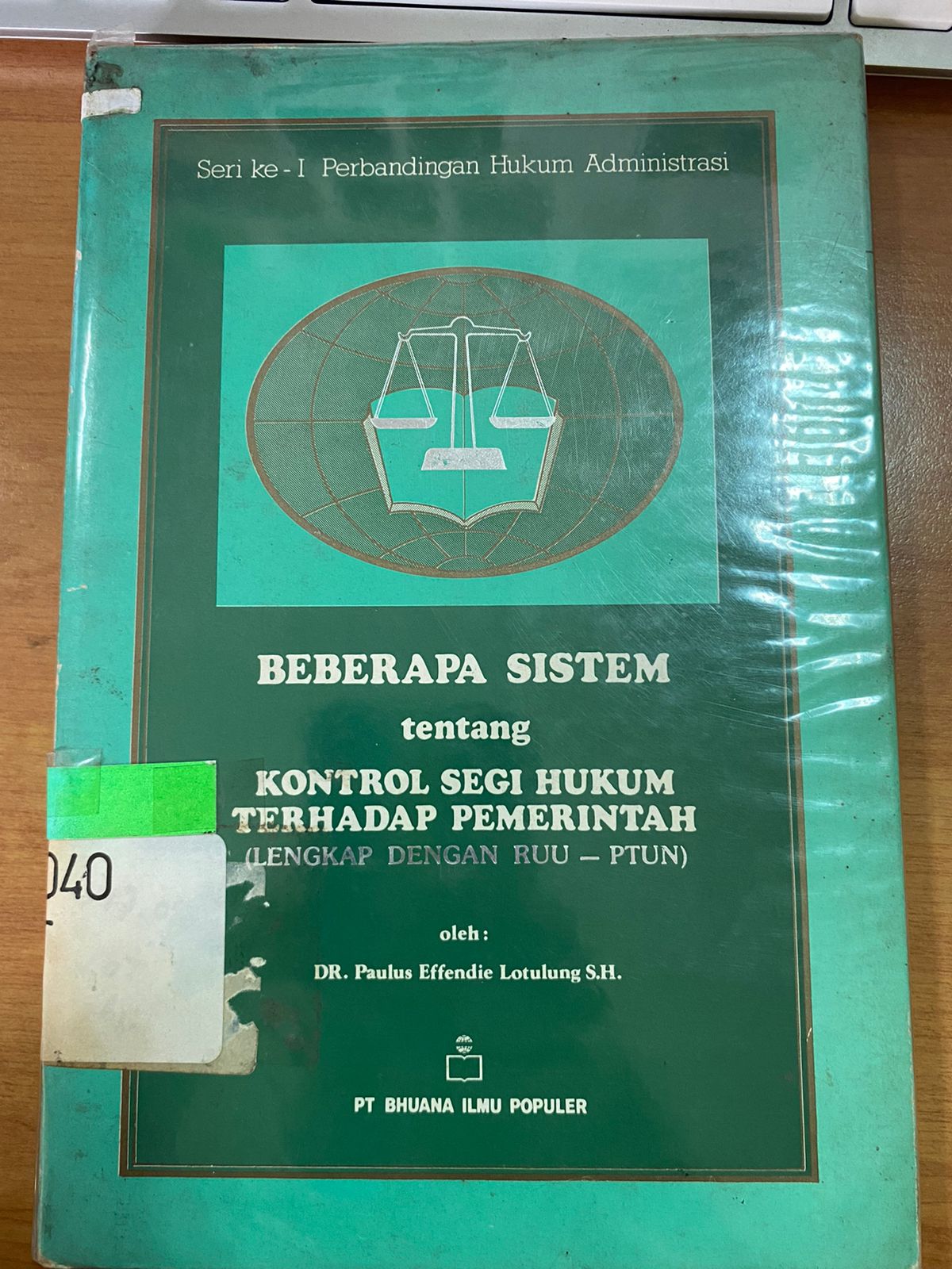 Sampul Beberapa Sistem Tentang Kontrol Segi Hukum Terhadap Pemerintah / Paulus Effendie Lotulung