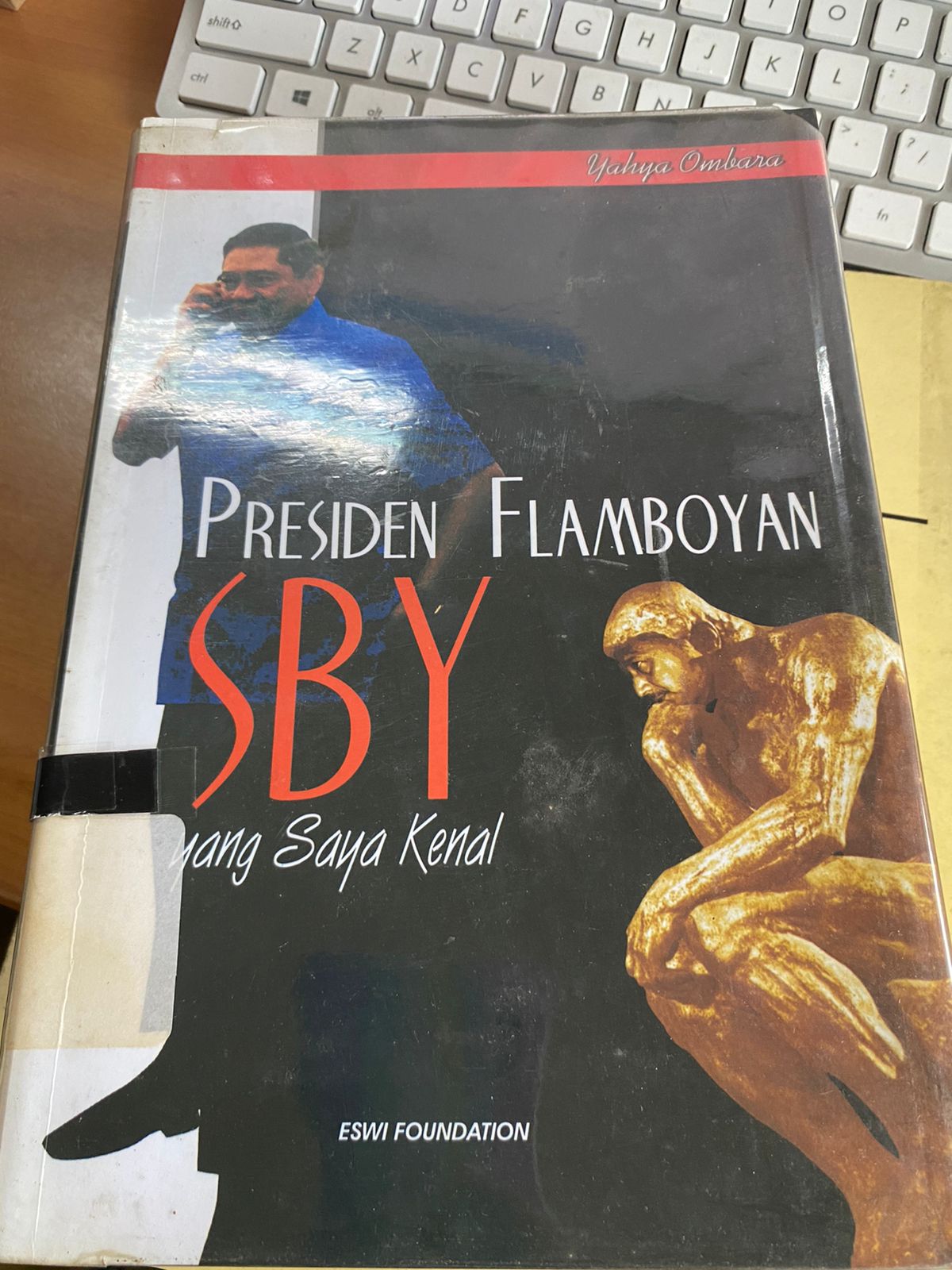 Sampul Presiden Flamboyan SBY Yang Saya Kenal / Yahya Ombara