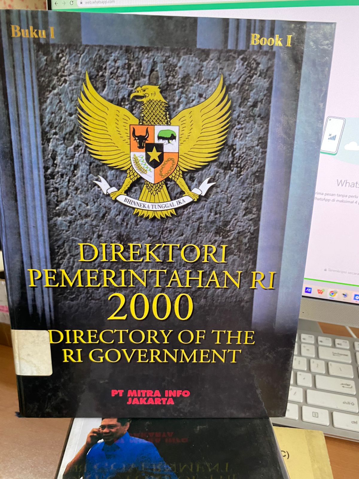 Sampul Direktori Pemerintahan RI 2000 Directory Of The RI Goverment :  Buku I / Frans Julius