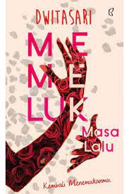 Sampul Memeluk Masa Lalu / Dwitasari