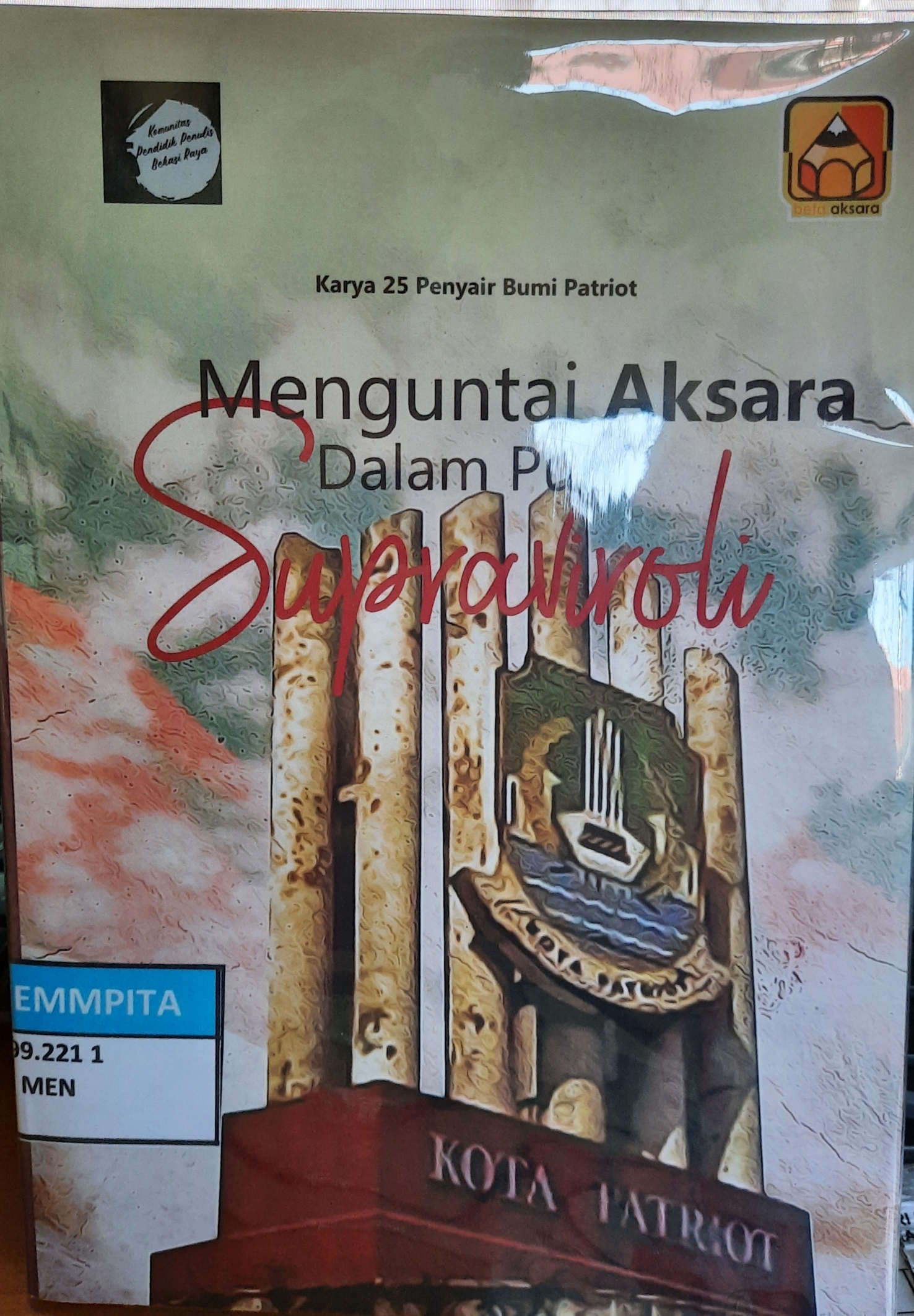 Sampul Menguntai Aksara Dalam Puisi Supraviroli / Nurhamidah