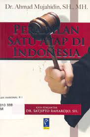 Sampul Peradilan satu atap di Indonesia / Ahmad Mujahidin