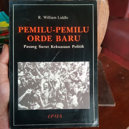 Sampul Pemilu-pemilu orde baru :  pasang surut kekuasaan politik / William Liddle; diterjemahkan oleh Nung Kantjasungkana