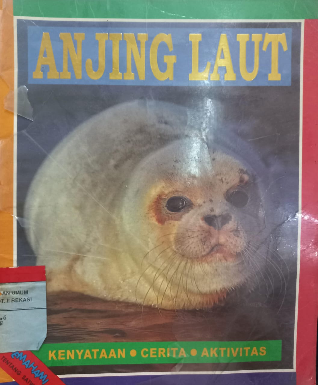 Sampul Anjing Laut / Lucy Baker