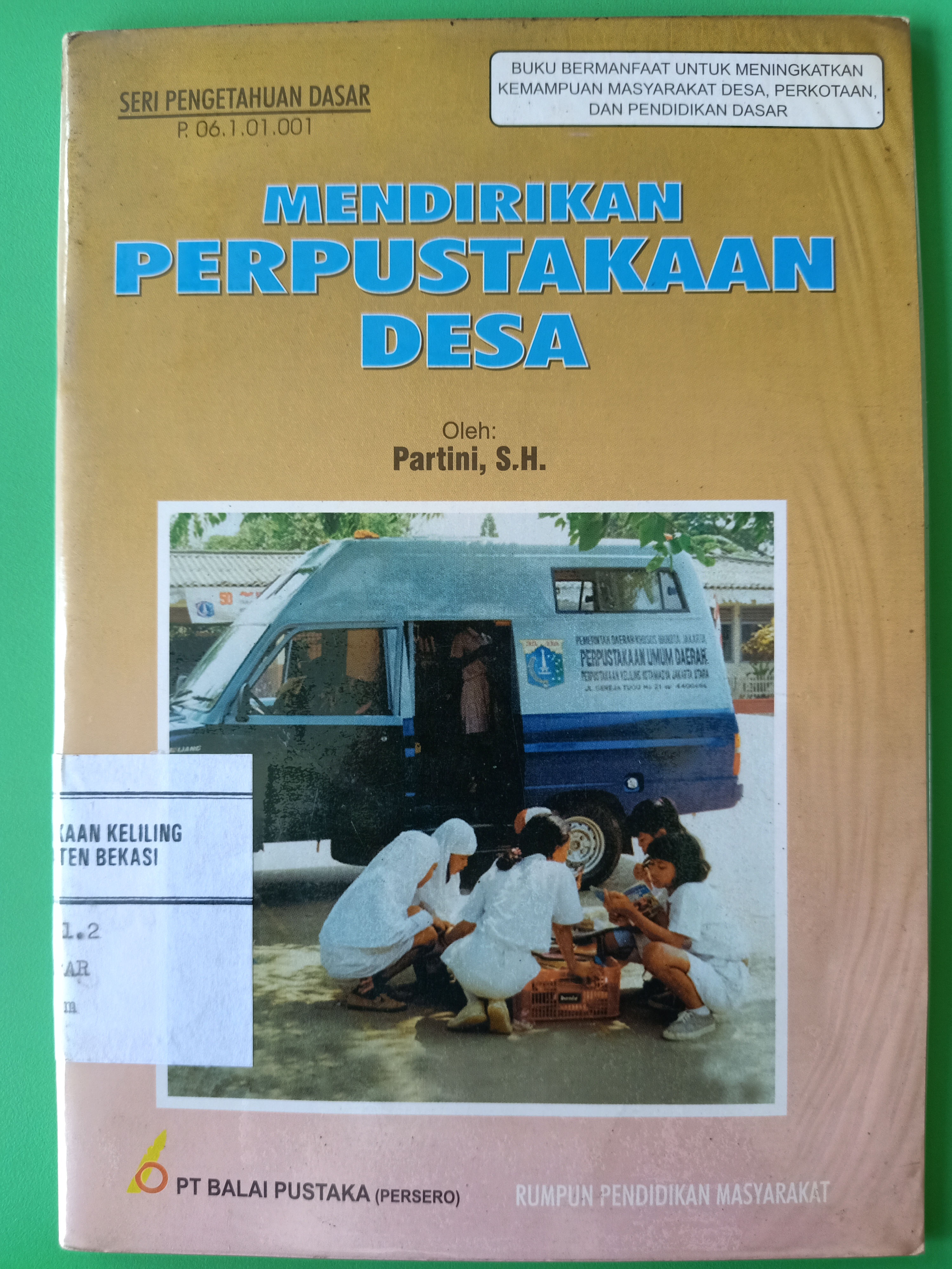 Sampul Mendirikan perpustakaan desa / Partini