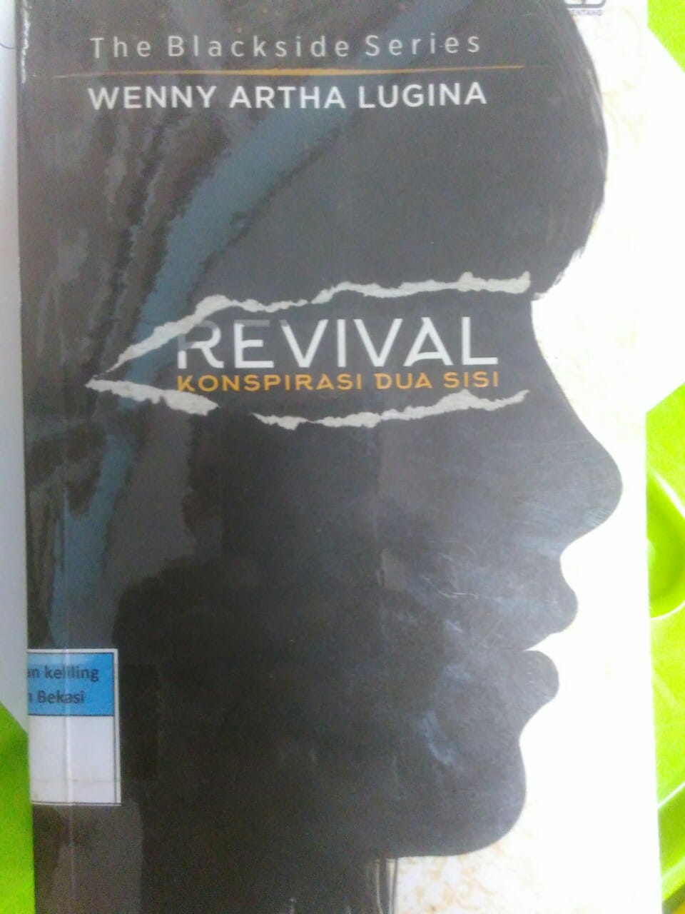 Sampul Revival : konspirasi dua sisi / Wenny Artha Lugina (penulis) Sophie Mou (penyunting)