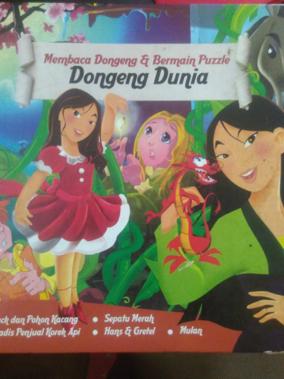 Sampul Membaca dongeng dan bermain puzzle: dongeng dunia / Efik.S