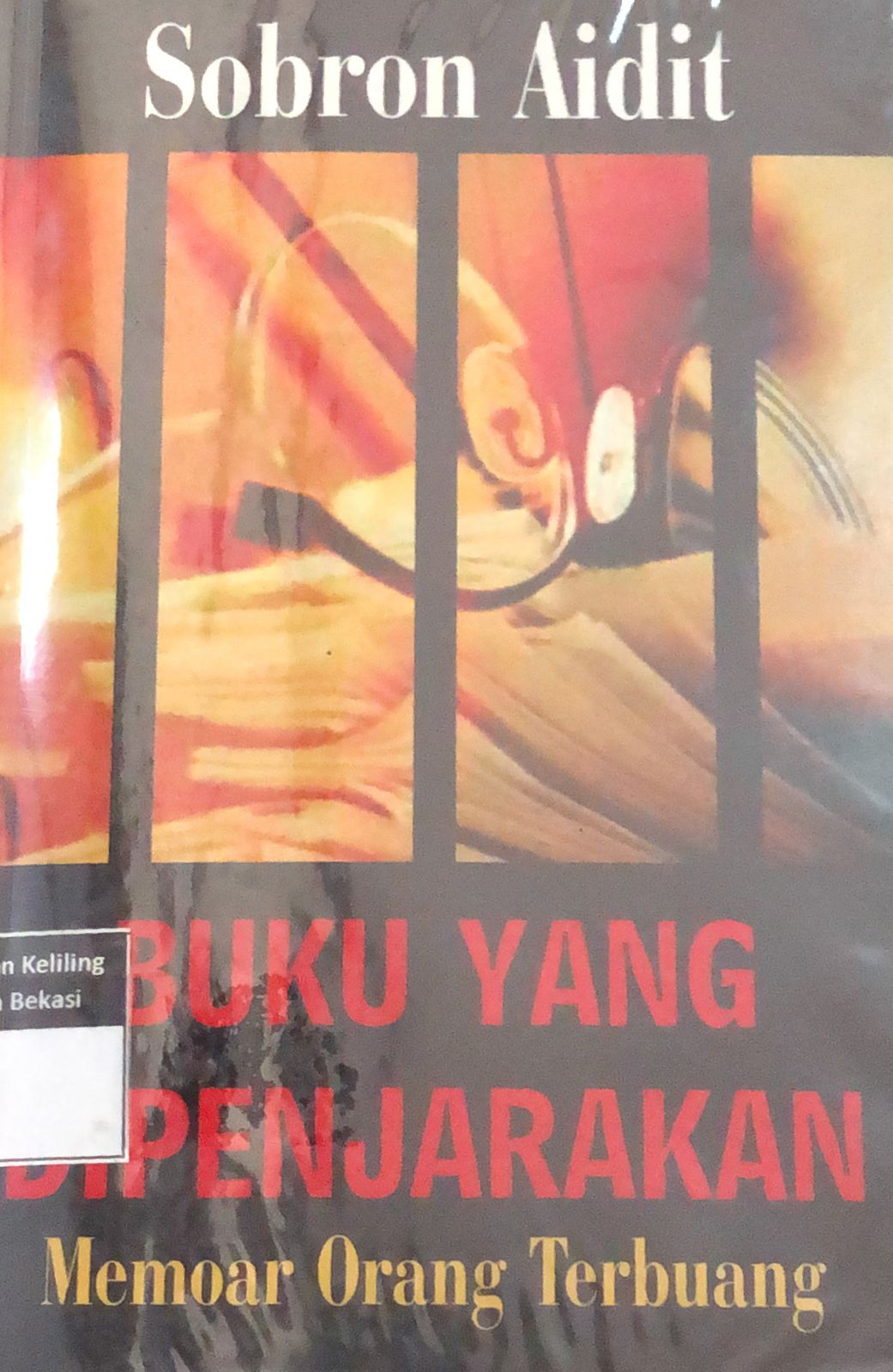 Sampul Buku Yang Dipenjarakan :  Memoar Orang Terbuang / Sobron Aidit