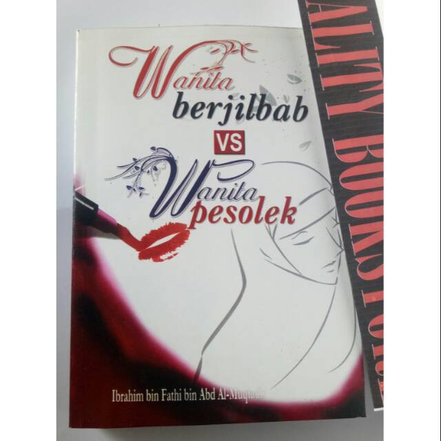 Cover Wanita berjilbab vs wanita pesolek / Ibrahim bin fathi bin abd al-muqtadir