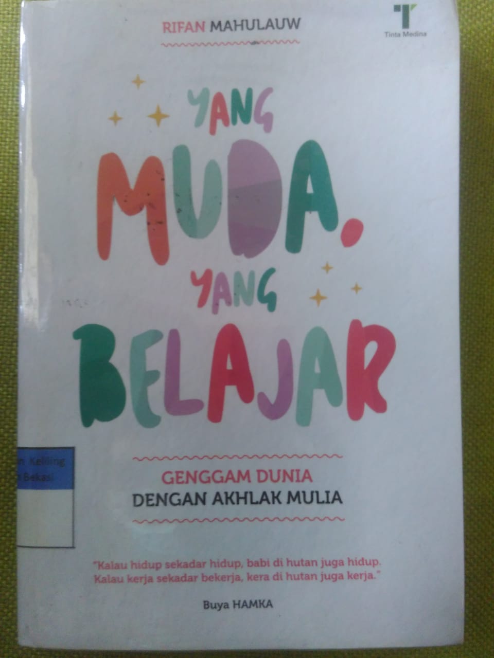 Sampul Yang muda yang belajar :  Genggam dunia dengan ahlak mulia / Rifan Mahulauw