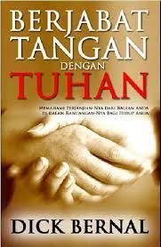 Sampul Berjabat tangan dengan tuhan / Dick Bernal