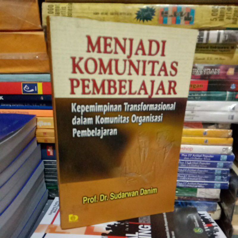 Sampul Menjadi komunitas pembelajar :  Kepemimpinan transformasional dalam komunitas organisasi pembelajaran / Sudarwan danim