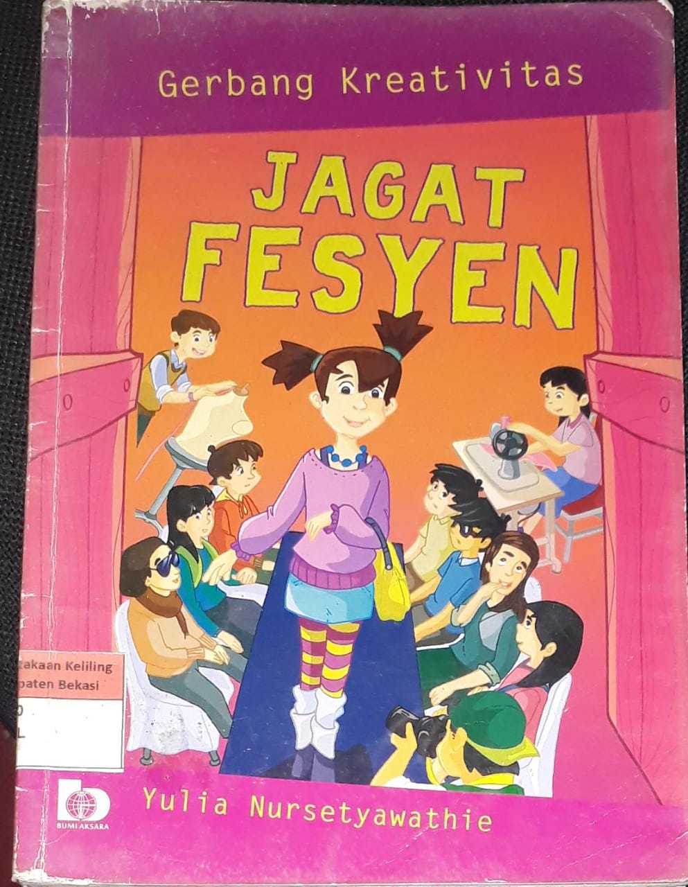 Sampul Gerbang Kreativitas :  Jagat Fesyen / Yulia Nursetyawathie, editor; Izzudin Irsam Mujib