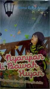 Sampul Nyanyian di bawah hujan :  Kebahagiaan itu ada di langit / Sicilia / Risma Ridha Anissa; editor Miz