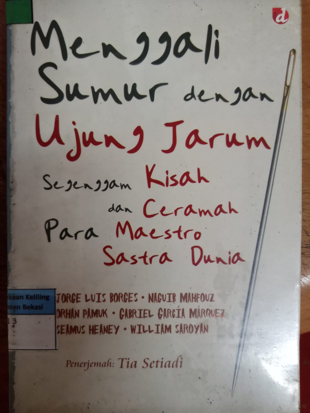 Sampul Menggali sumur dengan ujung jarum / Jorge Luis Borges, Gabriel Garcia Marquez, Orhan Pamuk, William Saroyan, Naguib Mahfouz, Seamus Heaney ; penerjemah, Tia Setiadi ; editor, Addin Negara