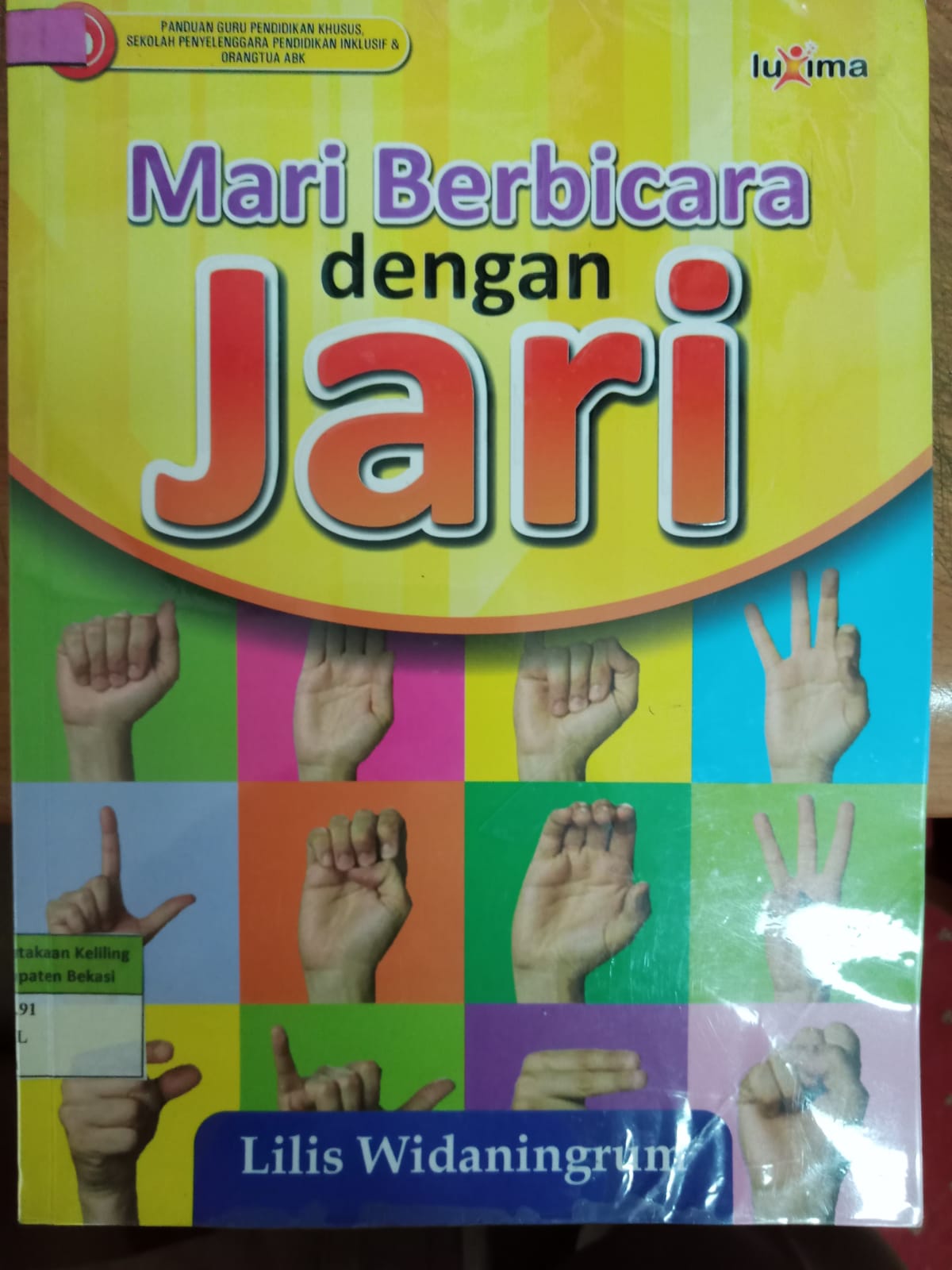 Sampul Mari berbicara dengan jari / Lilis Widaningrum
