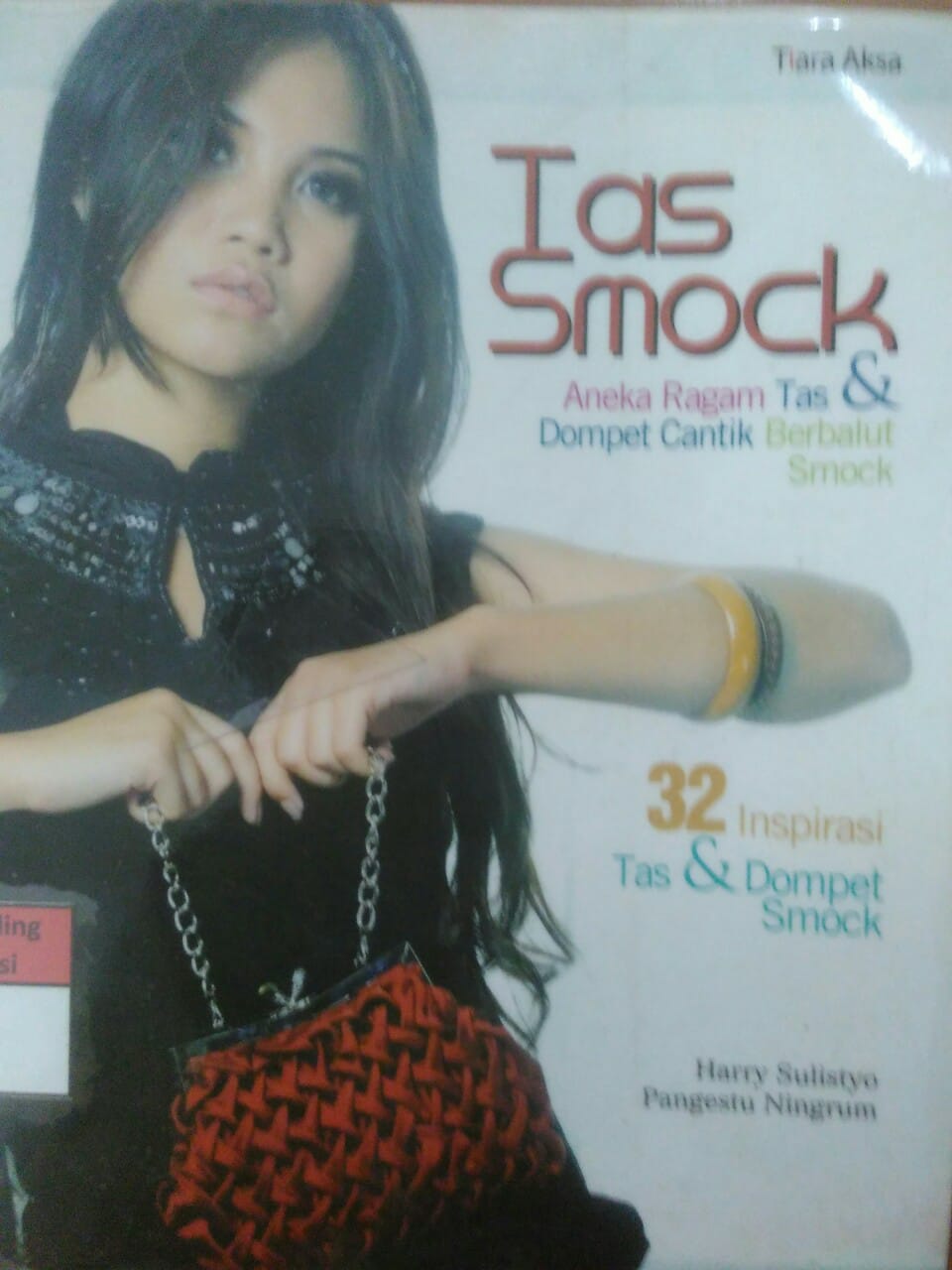 Sampul Tas smock :  Aneka ragm tas & dompet cantik berbalut smock / Harry Sulistyo Pangestu Ningrum